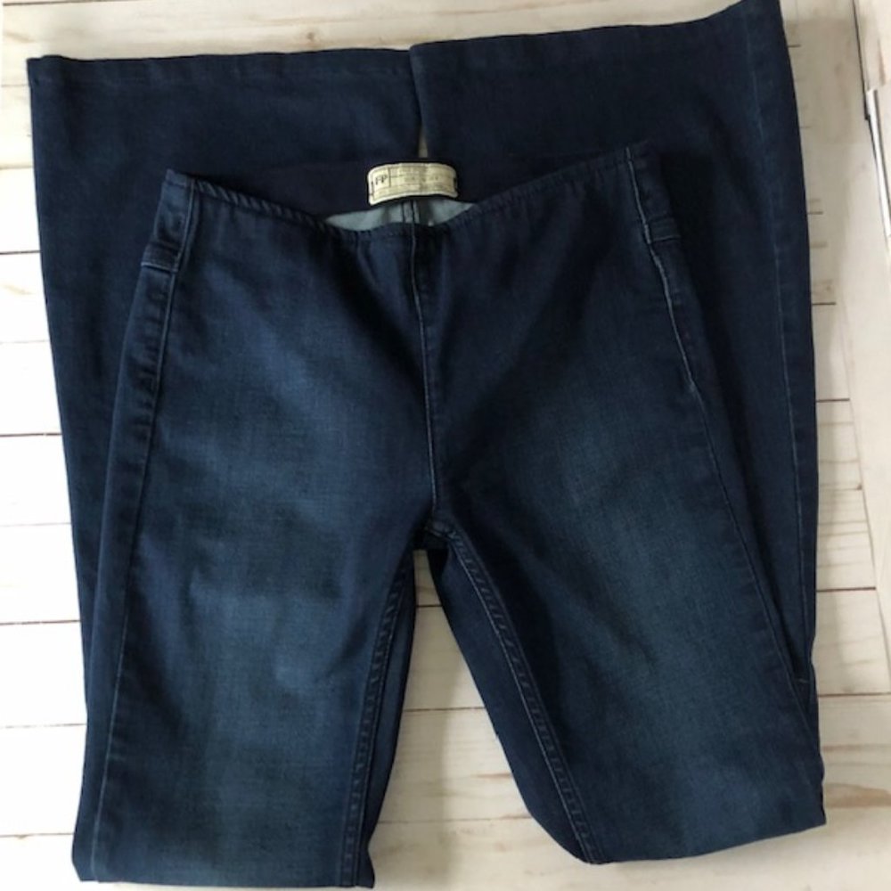 FREE PEOPLE PULL-ON FLARE JEANS SIZE 26R